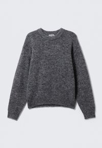 Suéter gris de punto con cuello redondo, manga larga y puños y dobladillo acanalados. Hecho de un material suave y texturizado.