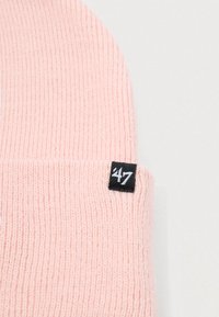 Berretto a maglia rosa con texture a coste e risvolto. Presenta un'etichetta nera con testo bianco, che indica il marchio "47".