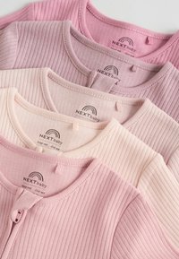 Súprava štyroch detských tričiek v rôznych odtieňoch ružovej a krémovej farby. Majú rebrovanú textúru, okrúhle výstrihy a zapínanie na gombíky vpredu.