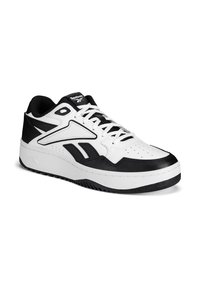 Adidaș alb și negru cu un superior din piele netedă, guler căptușit, talpă din cauciuc texturată și un design cu dungi contrastante.