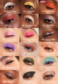 Matrise av 18 øyemakeup-looks med forskjellige farger: metalliske, matte og glitrende; nyanser inkluderer hvit, gul, rosa, grønn og svart.