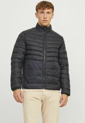 Schwarze gepolsterte Jacke mit hohem Kragen, Reißverschluss und seitlichen Taschen. Sie verfügt über horizontale Nähte und eine glatte, leichte Textur.