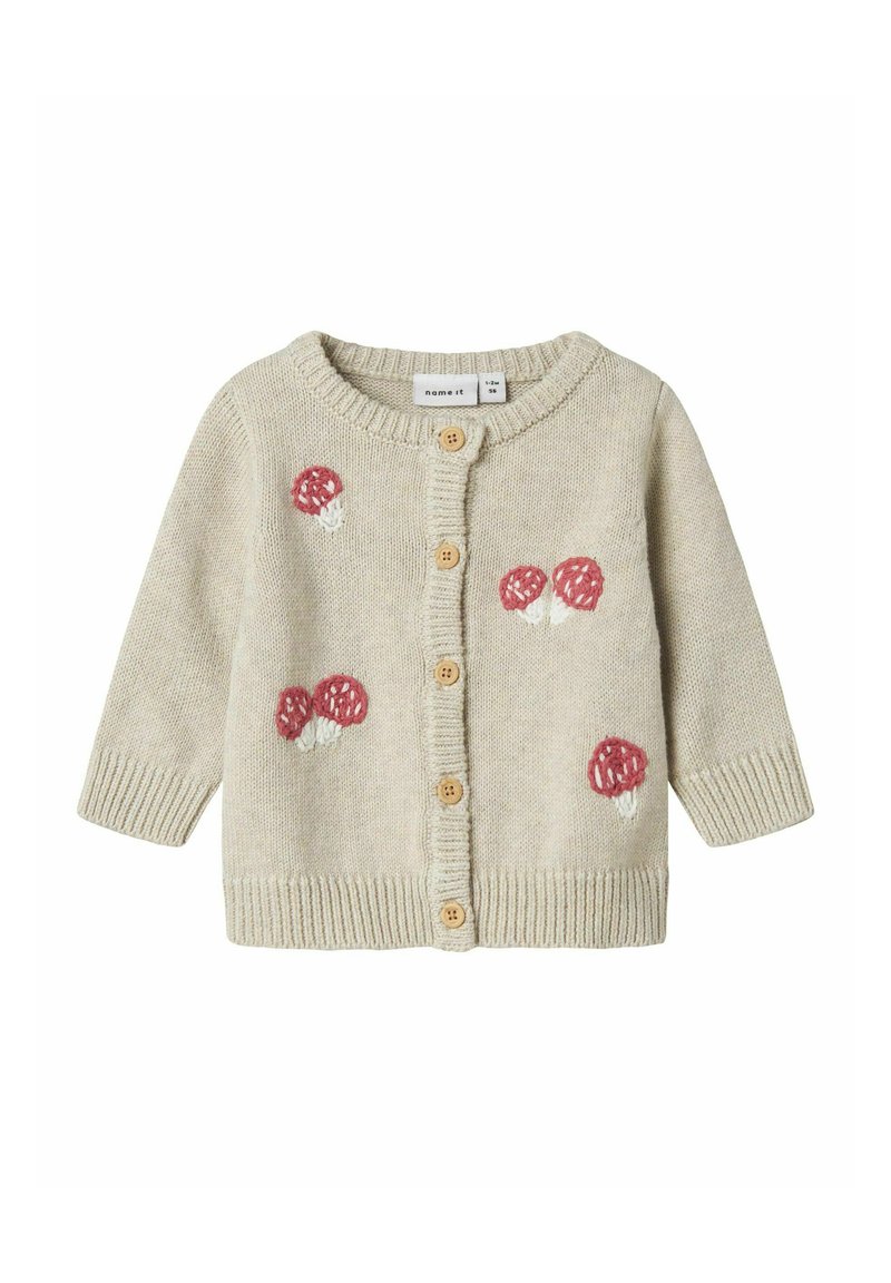 Helles beige gestricktes Cardigan mit Rundhalsausschnitt, Holzknöpfen und gestickten roten Pilzen auf den Taschen. Rippbündchen und Saum.