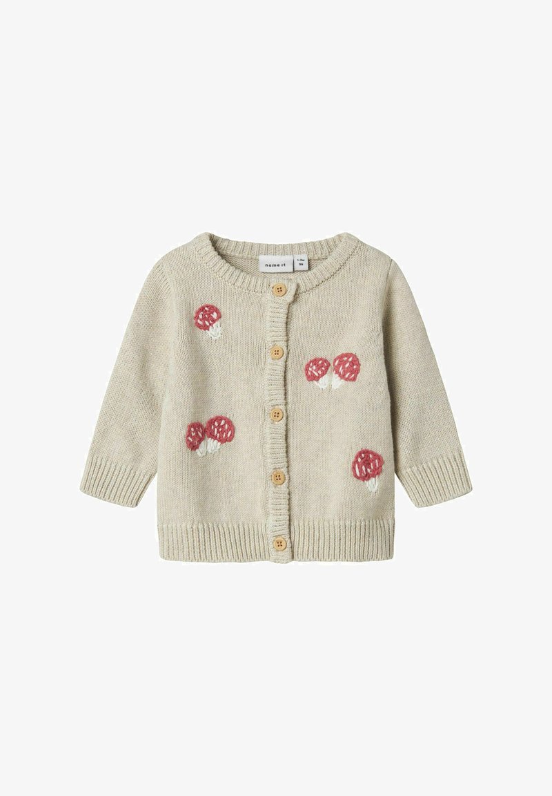 Helles beige gestricktes Cardigan mit Rundhalsausschnitt, Holzknöpfen und gestickten roten Pilzen auf den Taschen. Rippbündchen und Saum.