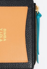 Mustra mustra rahakott mustra mustra, oranž paneel, kuldne kiri ja sinine tõmbluku detail.