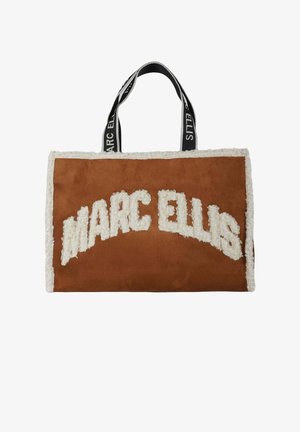 Borsa tote in camoscio marrone con rifinitura in pelliccia sintetica bianca. Presenta la scritta "MARC ELLIS" in lettere bianche in rilievo. Manici neri con dettaglio del nome del marchio.