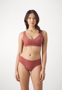 Bronze Zweiteiler-Bikini-Set mit V-Ausschnitt-BH und breiten Trägern sowie nahtlosem Hipster-Höschen, gefertigt aus glattem, dehnbarem Material.