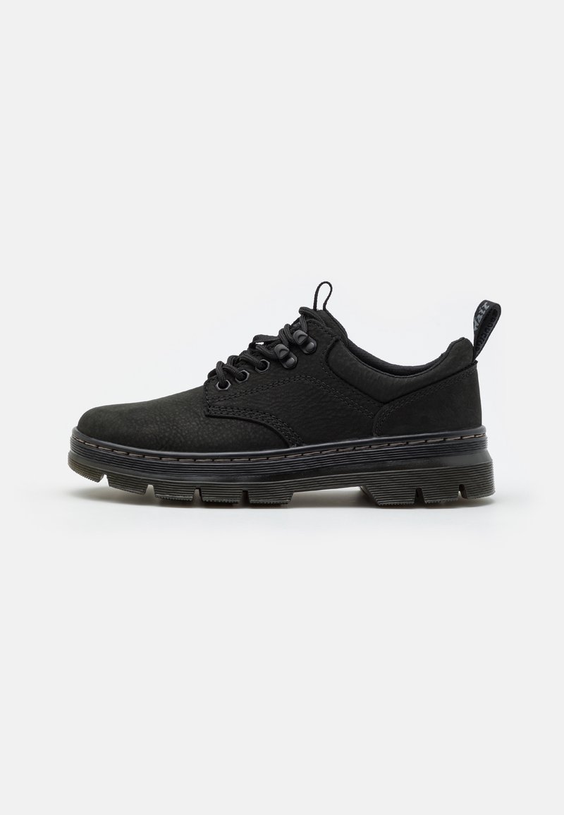 Zapatos negros con cordones, cuentan con un upper texturizado, suela acolchada y suela de goma moldeada. Presentan costuras reforzadas y una lengüeta en el talón.