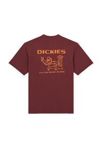 Bordová tričko s krátkým rukávem, na zádech s grafikou obsahující "DICKIES," karikaturu a nápis "ON THE ROAD AGAIN" v oranžové barvě.
