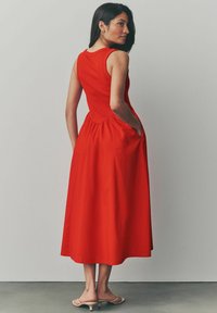 Next REGULAR FIT - MIX SLEEVELESS RACER MIDI  - Robe de jour - red