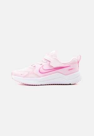 Pantof de alergare Nike roz deschis, cu partea superioară din plasă, curea cu velcro, talpă intermediară albă și talpă exterioară roz, afișând logo-ul Nike pe lateral.