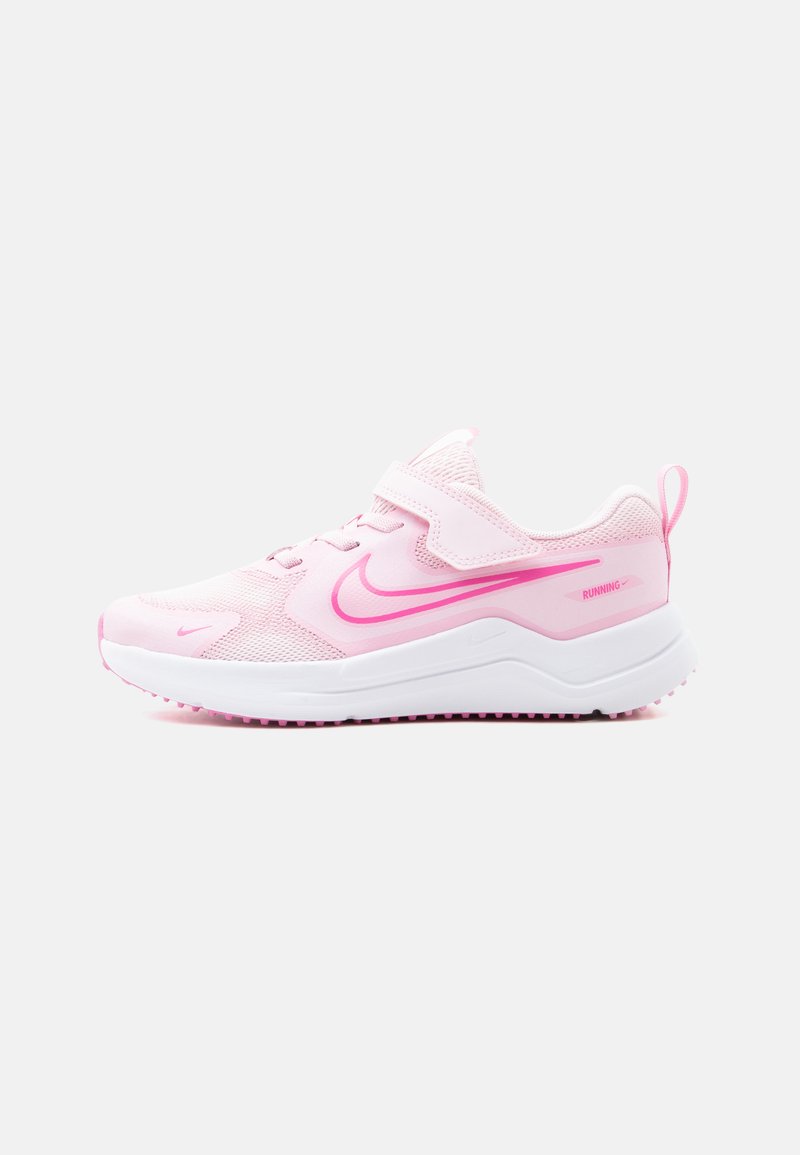 Ανοιχτό ροζ αθλητικό παπούτσι Nike για τρέξιμο με άνω μέρος από δίχτυ, ιμάντα με βέλκρο, λευκή ενδιάμεση σόλα και ροζ εξωτερική σόλα, εμφανίζοντας το σήμα Nike στο πλάι.