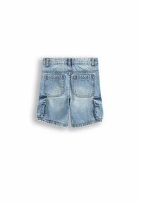 Jasnoniebieskie szorty dżinsowe z tylnymi kieszeniami i kieszeniami cargo z boku, o klasycznym kroju i widocznych detalach szwów.