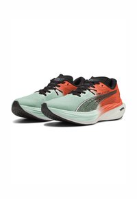 Zapatillas de running ligeras con una parte superior en verde menta y coral, cordones negros, acentos plateados y una suela blanca acolchada. Diseño de malla texturizada.