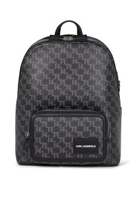 Rucsac negru din material sintetic, cu un model repetitiv al logo-ului, formă rotunjită, mânere superioare și buzunar cu fermoar pe față.