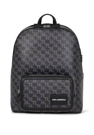 Sac à dos noir en matériau synthétique avec un motif de logo répété, de forme arrondie, muni d'une poignée supérieure et d'une poche zippée à l'avant.