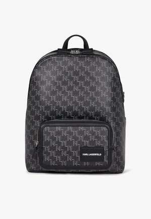 Fekete hátizsák szintetikus anyagból, ismétlődő logó mintával, kerek formával, felső fogantyúval és elülső cipzáras zsebbel.