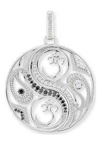 Ciondolo in argento con un intricato design a spirale, caratterizzato da pietre nere e bianche, di forma circolare e con dettagli incisi.