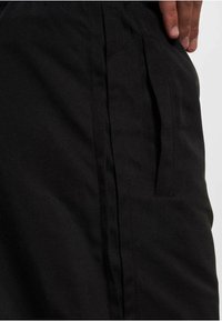 Sorte cargo shorts med en sidelomme, lavet af tekstureret stof. Har et enkelt design med lige linjer og standard syninger.
