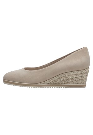 Beżowe zamszowe buty na koturnie z okrągłym noskiem, teksturowaną plecioną śródstopą z juty i gumową podeszwą. Prosty design i gładka tekstura.