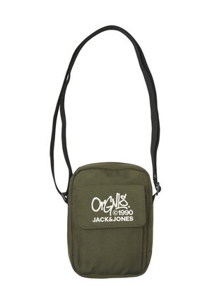Sac bandoulière en tissu vert avec une seule bandoulière noire ajustable. Comprend une poche avant et un logo imprimé blanc sur le devant.