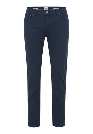 Pantaloni slim-fit blu navy realizzati in misto cotone. Presentano tasche anteriori, chiusura con bottone in metallo e passanti per cintura. Texture liscia, senza fantasie.