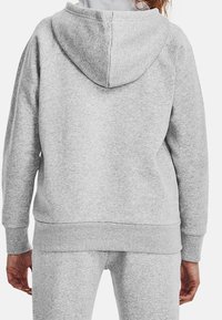 Sudadera gris con capucha, hecha de material suave. Presenta puños y un dobladillo acanalados, mostrando una textura suave y un diseño simple.