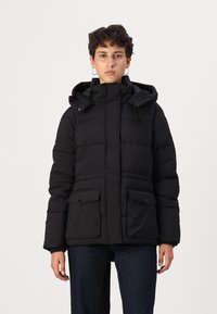 Mustblack puffer-jakk, reguleeritava kapuutsiga, lukuga ja nupuga ees sulgemine, kaks esist pocketit, tikitud disain ja ribakinnitustega varrukad.
