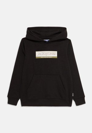 Sweatshirt noir à capuche avec poche avant et un patch rectangulaire "JACK & JONES" en beige et vert olive sur la poitrine.