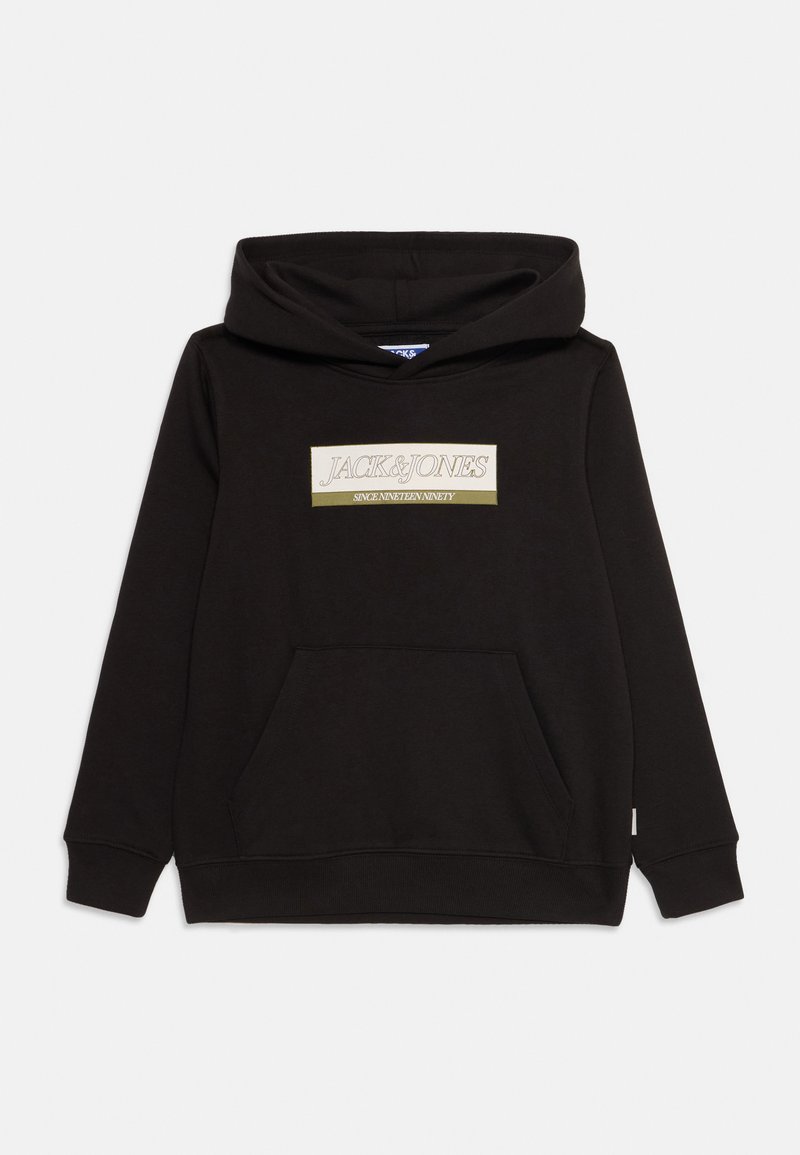 Sweatshirt noir à capuche avec poche avant et un patch rectangulaire "JACK & JONES" en beige et vert olive sur la poitrine.