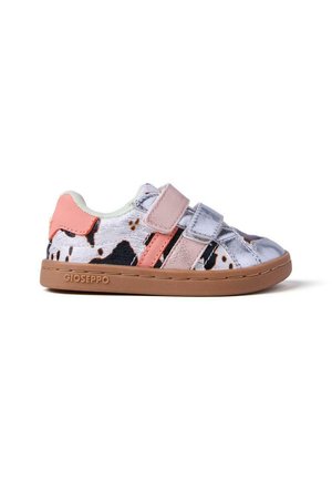 Sneakers con chiusura a strappo in argento lucido e motivo a macchie nere, con accenti rosa e pesca, suola in gomma marrone e tessuto texturizzato.