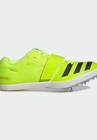 Scarpe da corsa in mesh giallo neon con strisce nere, dotate di una fascia in velcro e punte sulla suola per aderenza e trazione.