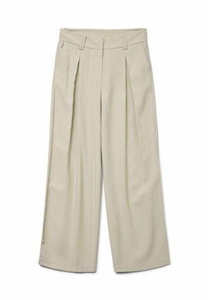 Pantalones de pierna ancha beige con cintura alta, que presentan pliegues frontales y una textura suave. Diseño entallado con presillas para cinturón y sin bolsillos visibles.