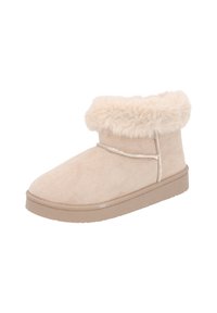 Botín beige de tobillo hecho de suave ante con un puño de piel sintética, suela plana beige y costuras decorativas. Textura suave, diseño minimalista.