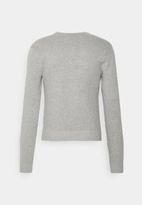 Hellgrauer, langärmliger Strickpullover mit Waffelstruktur, gerippten Bündchen und Saum, von hinten auf einem weißen Hintergrund gezeigt.