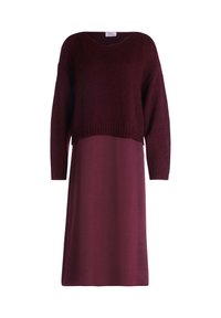 Robe bordeaux en deux pièces avec un haut de pull tricoté à manches longues et une jupe midi sans manches, lisse.