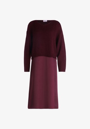 Burgunderfarbene Zweiteiler-Kleid mit einem gestrickten Langarmpullover oben und einem glatten, ärmellosen Midikleid.