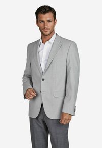 Helle graue Anzugjacke mit Reverskragen und zwei vorderen Knöpfen, strukturierte Passform, kombiniert mit einem weißen Hemd, glatte Stoffoberfläche.