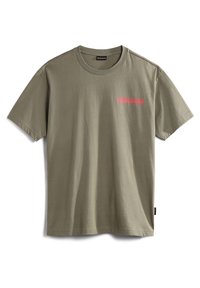 Camiseta de algodón verde con cuello redondo, mangas cortas y un logo rosa impreso en el lado izquierdo del pecho. Textura suave, corte relajado.