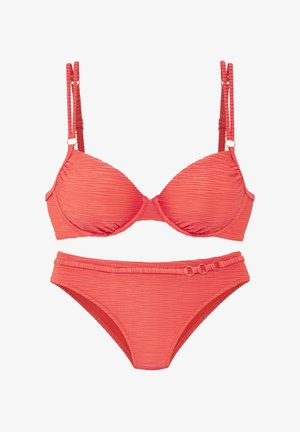 Koralliowy bikini z fakturą, z usztywnianym biustonoszem z fiszbinami i podwójnymi ramiączkami oraz dopasowanymi figami z niskim stanem z trzema małymi metalowymi pierścieniami na talii.