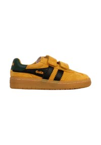 Baskets en daim jaune avec des rayures noires, des bandes velcro réglables, des accents verts et une semelle en caoutchouc marron. Logo Gola affiché sur le côté.