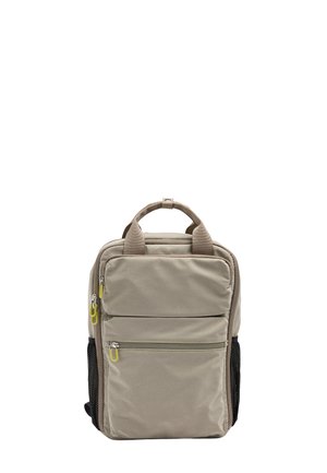 Beżowy prostokątny plecak z wieloma kieszeniami na zamki błyskawiczne, dwoma górnymi uchwytami i czarnymi siateczkowymi kieszeniami bocznymi.