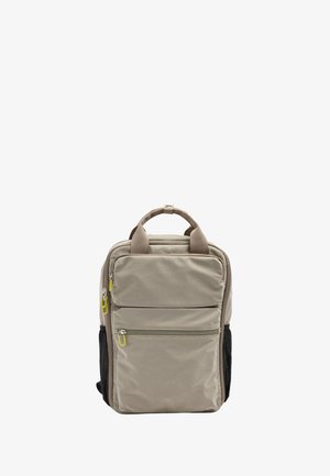 Beżowy prostokątny plecak z wieloma kieszeniami na zamki błyskawiczne, dwoma górnymi uchwytami i czarnymi siateczkowymi kieszeniami bocznymi.