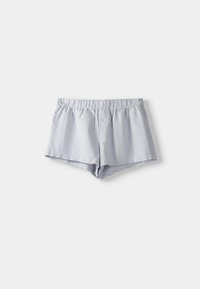 Randiga bomullsshorts med elastisk midja. Ljusblå och vita vertikala ränder, två knappar fram och en avslappnad passform.