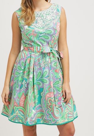 Kurzärmeliges Kleid mit einem bunten Paisleymuster in Grün, Pink und Lila, mit taillierter Passform und einem gebundenen Gurt.