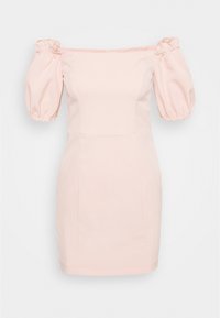 Šaty s odhalenými rameny v světle růžové barvě, s nafouknutými rukávy se sklady, přiléhavým živůtkem a rovnou sukní.