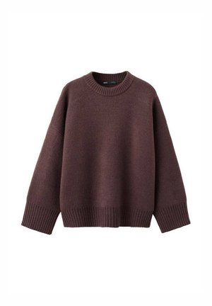 Pull ample de couleur bordeaux foncé, en tissu tricoté doux. Il présente un col rond côtelé, de larges manches et un ourlet côtelé.
