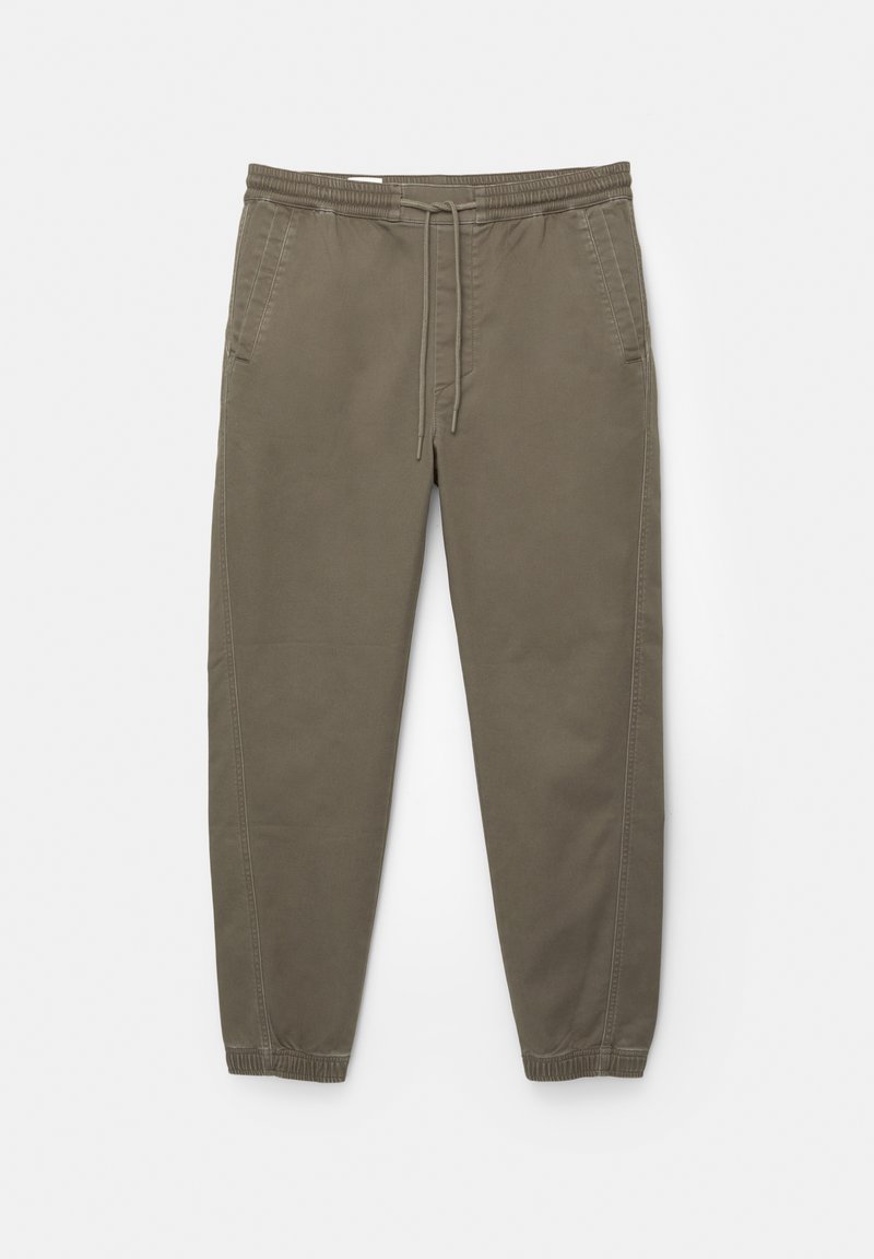 Lys olivenfarvede joggerbukser med elastisk talje, snøre, sidelommer og tætsiddende cuffs. Fremstillet af blød, holdbar stof.