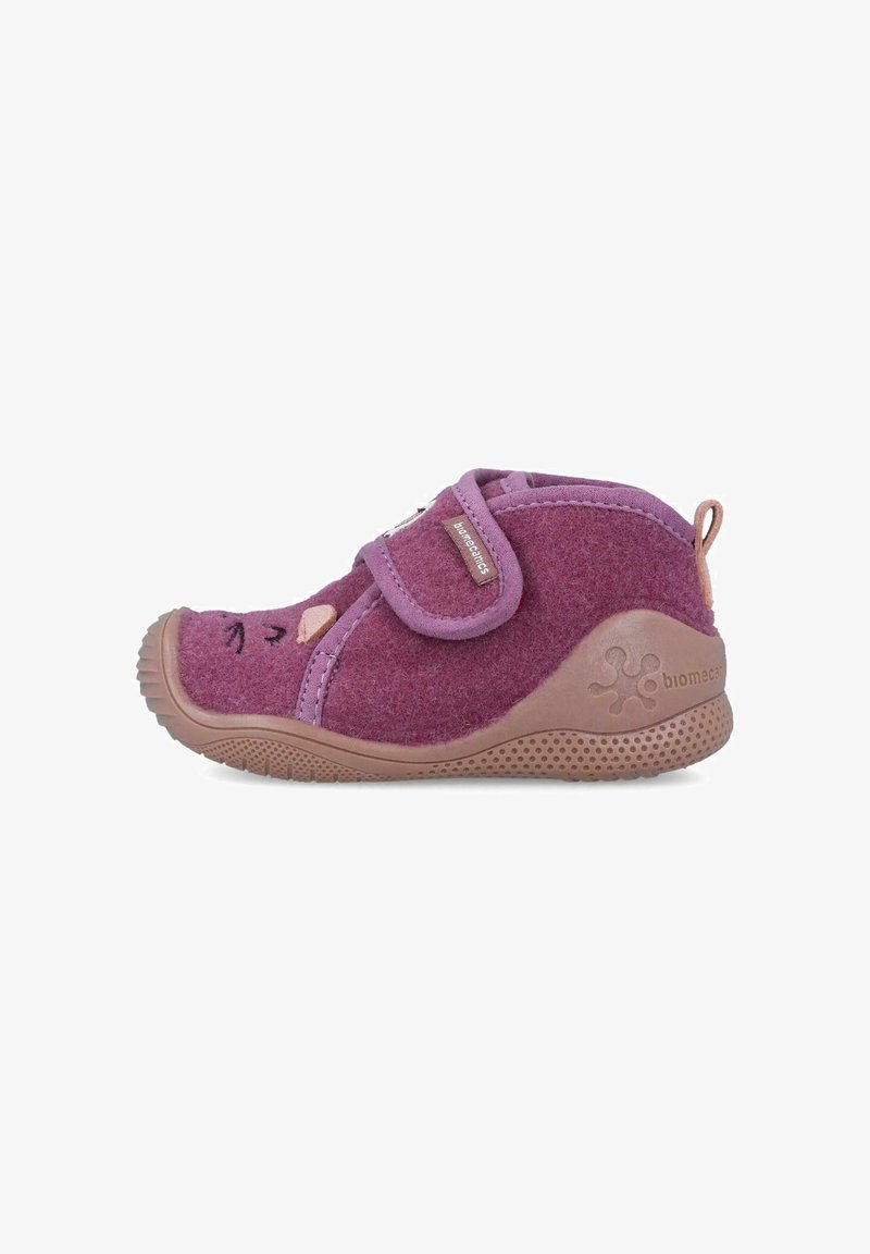 Zapato de fieltro morado con punta redondeada, tira de velcro y suela de goma. Presenta un diseño de cara de gato y un tacón texturizado de color marrón claro.