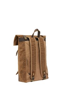 Sac à dos en toile marron avec un rabat, deux bretelles ajustables et des accents en cuir. Comprend des poches latérales et une surface texturée.